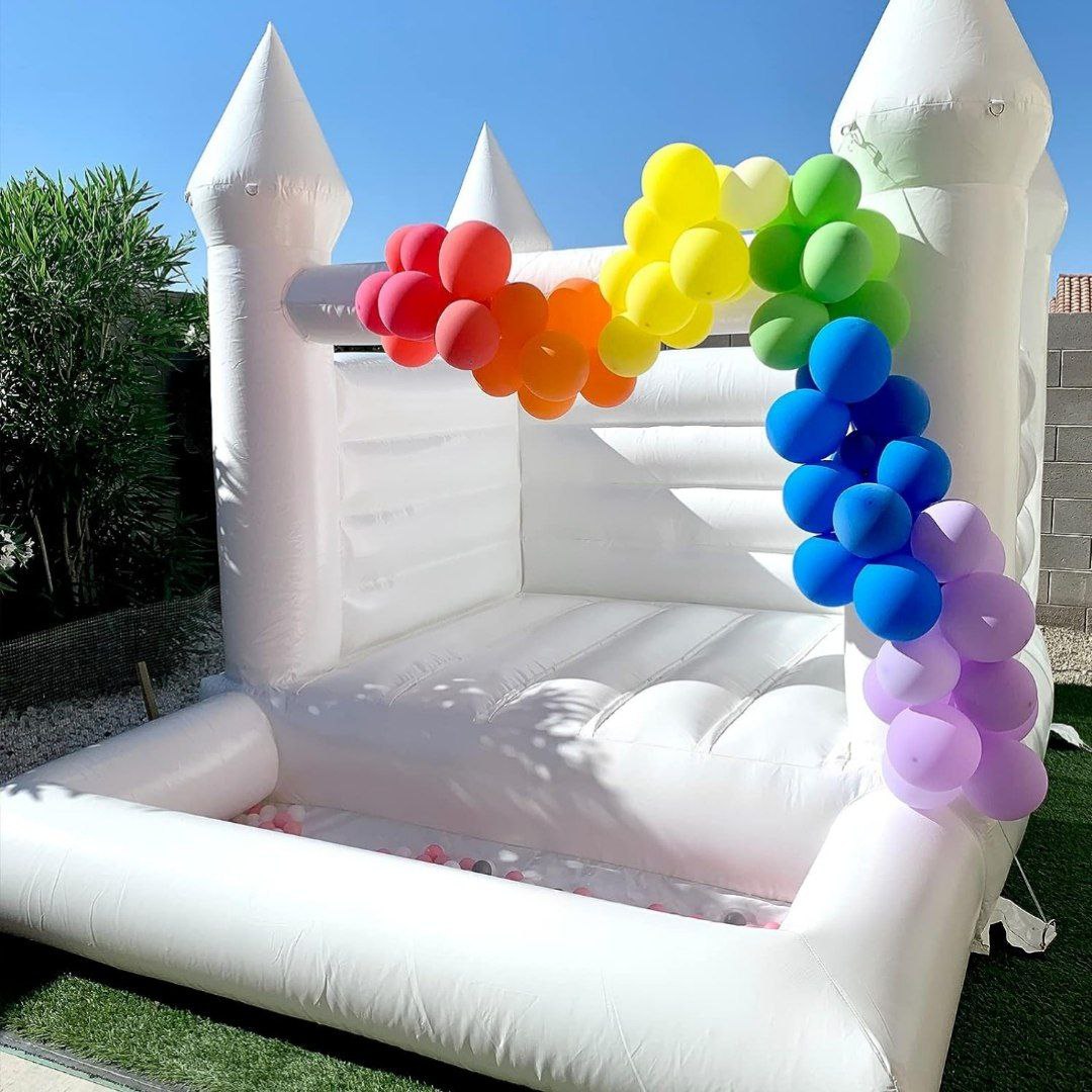 Bounce castle with ball pit